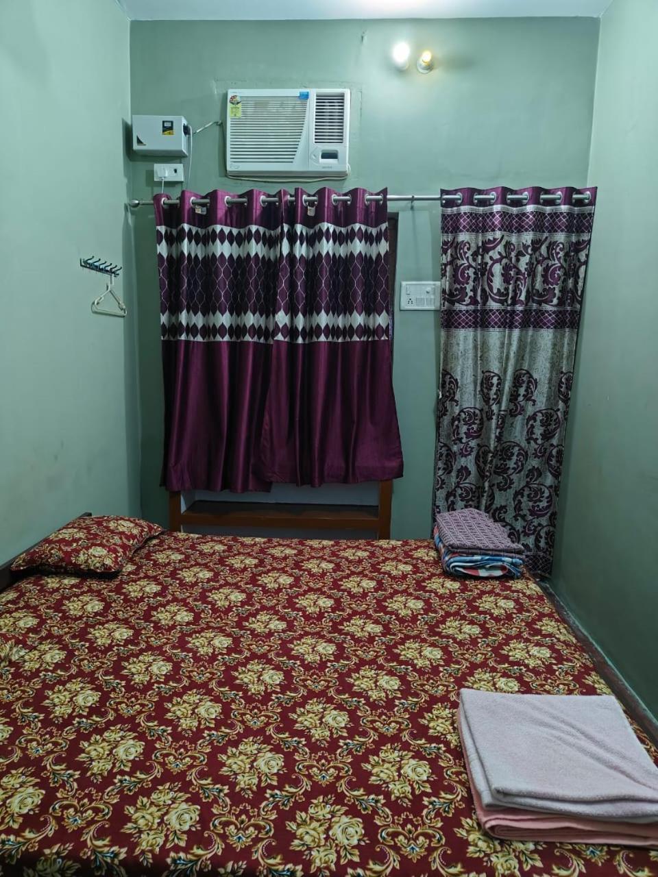 Vishnu Rest House Варанаси Екстериор снимка