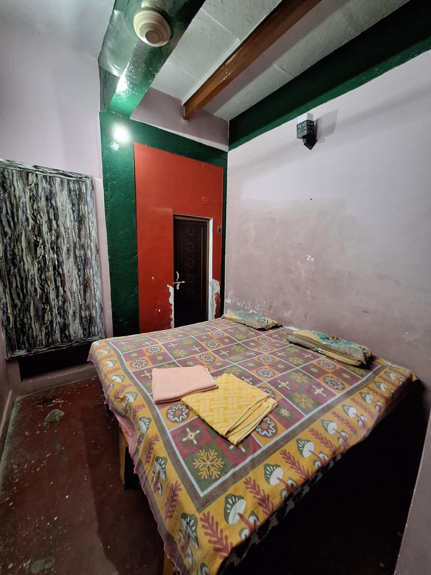 Vishnu Rest House Варанаси Екстериор снимка